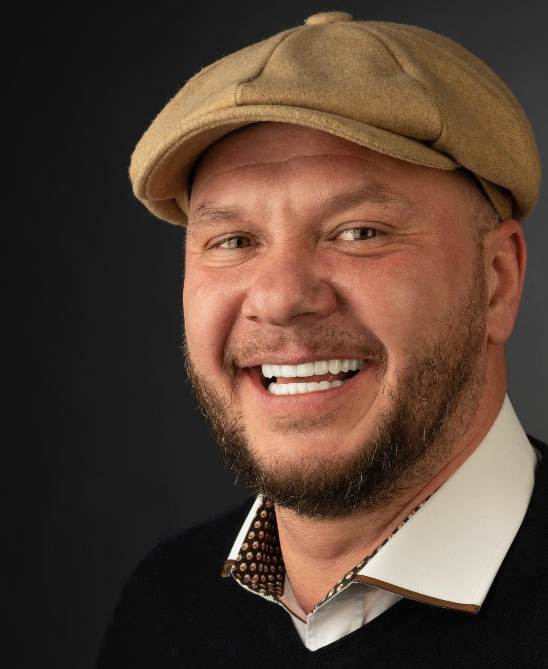 A man with white smile thanks to his dental veneers by Pharmalps